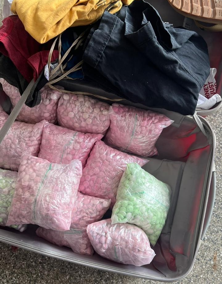 Mais de 26 mil comprimidos de ecstasy que seriam levados para a Oktoberfest são apreendidos dentro de mala em MG