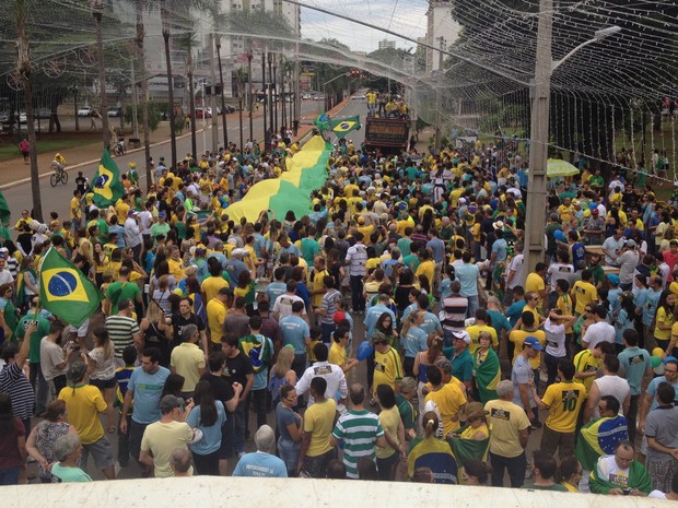 Manifestantes fazem ato pró-impeachment de Dilma, em Goiânia, Goiás (Foto: Vitor Santana/G1)