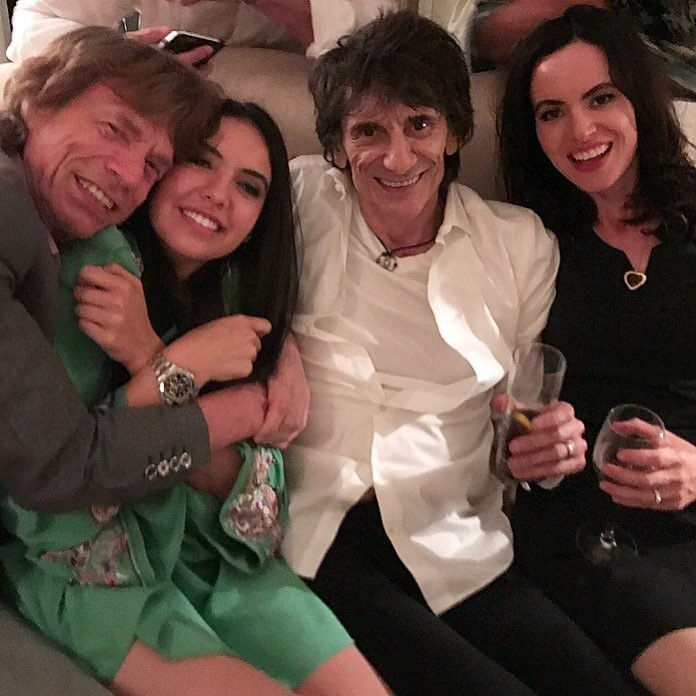 Noor Alfallah com Mick Jagger, Ron Wood e uma amiga (Foto: Reprodução Instagram)