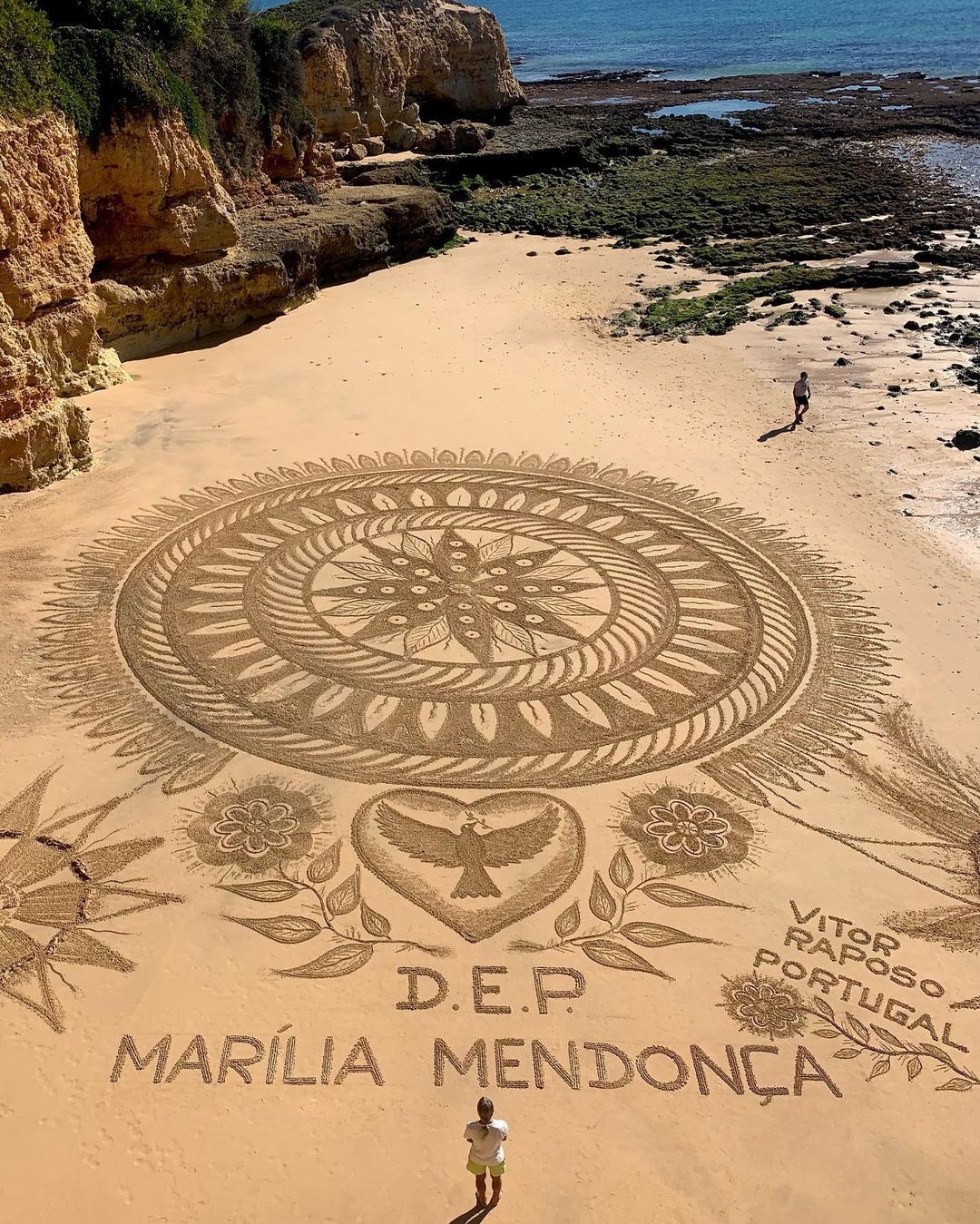 Vitor Raposo faz homenagem a Marília Mendonça em praia de Albufeira, em Portugal (Foto: Reprodução/Instagram)