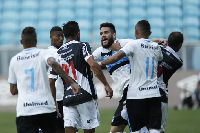 Marcelo Oliveira dá carrinho por cima e inicia confusão com uruguaios