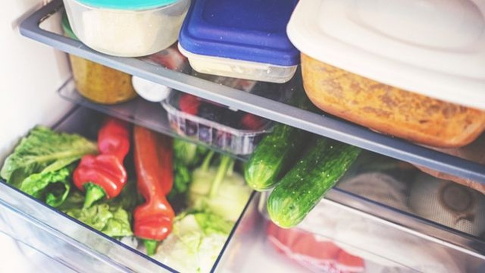 Verduras, legumes e frutas devem ser guardados nas gavetas inferiores, onde a temperatura é mais adequada para preservar esses alimentos — Foto: Getty Images via BBC