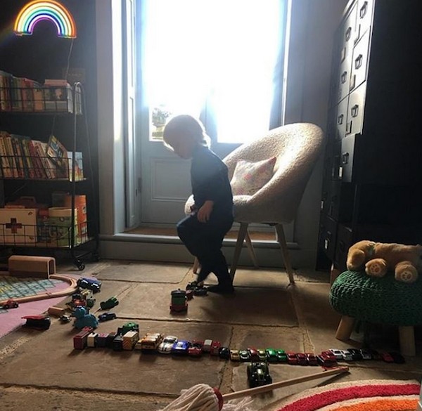 Uma das fotos recentes compartilhadas pela esposa do chef e apresentador Jamie Oliver, Jools Oliver, mostrando um pouco da mansão na qual ela, o marido e os filhos vivem  (Foto: Instagram)
