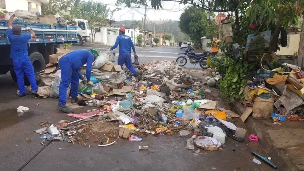 Prefeitura retira lixo da casa de acumulador em Rio Claro &mdash; Foto: Prefeitura/Divulga&ccedil;&atilde;o