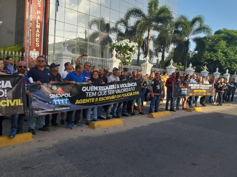 Categorias fizeram protesto em frente ao Palácio do Governo, no Centro de Maceió, AL. — Foto: Divulgação/Ascom Sindpol