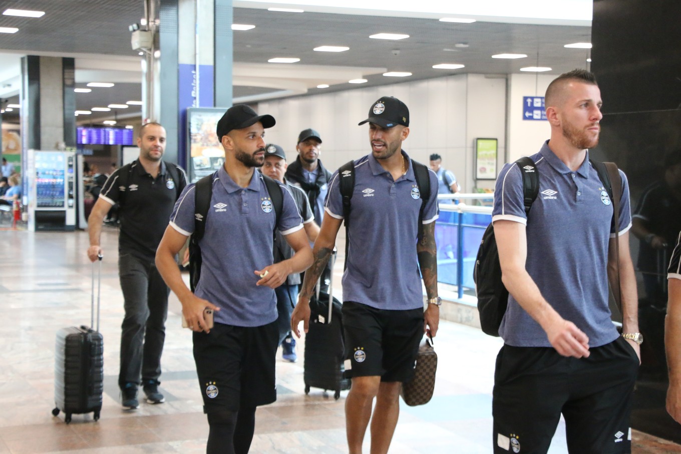 Geromel, Maicon e Alisson não viajam com delegação e serão desfalques contra o Vasco