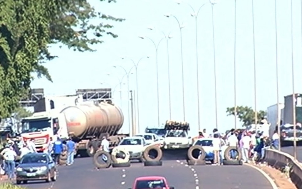 Bloqueio em Rio Verde durante ato de caminhoneiros em protesto contra alta do diesel (Foto: Reproduo/TV Anhanguera)