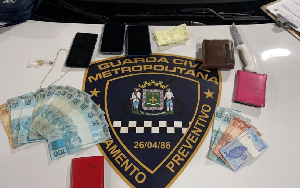 Objetos apreendidos com o suspeito — Foto: Reprodução/TV Anhanguera