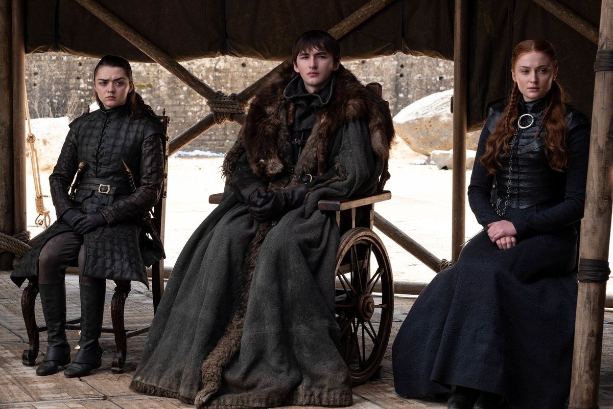 Arya (Maisie Williams), Bran (Isaac Hempstead-Wright), e Sansa Stark (Sophie Turner) em Game of Thrones (Foto: Divulgação / HBO)