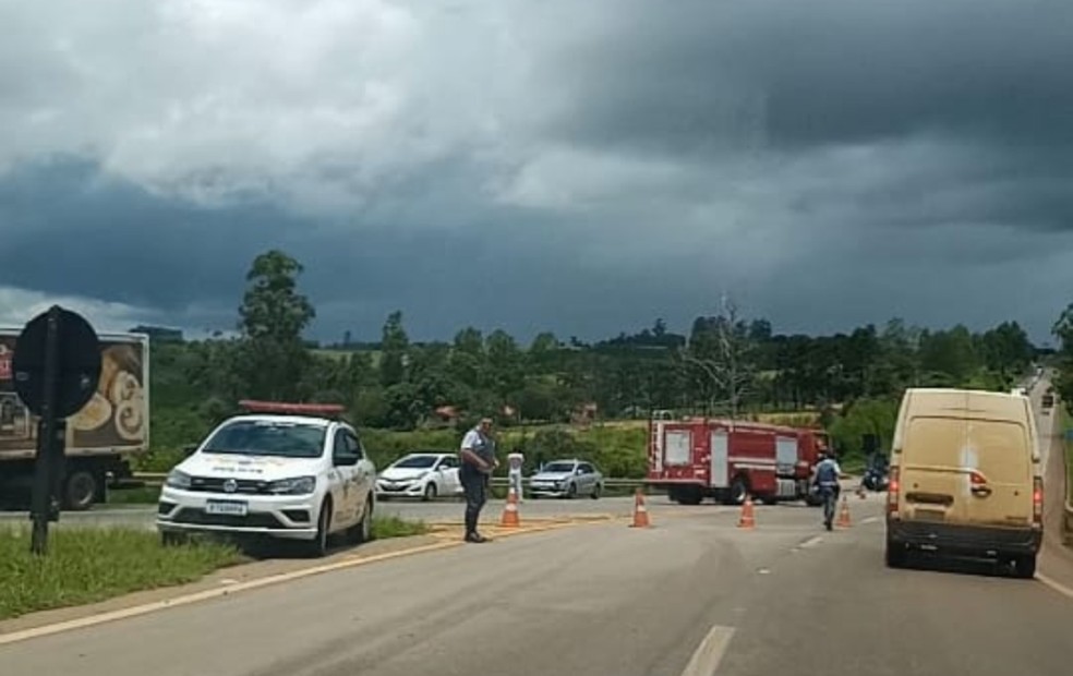 Carro derrapa na pista e atinge outros dois veículos na SP-270 em Angatuba  — Foto: Angatuba News/ Reprodução 