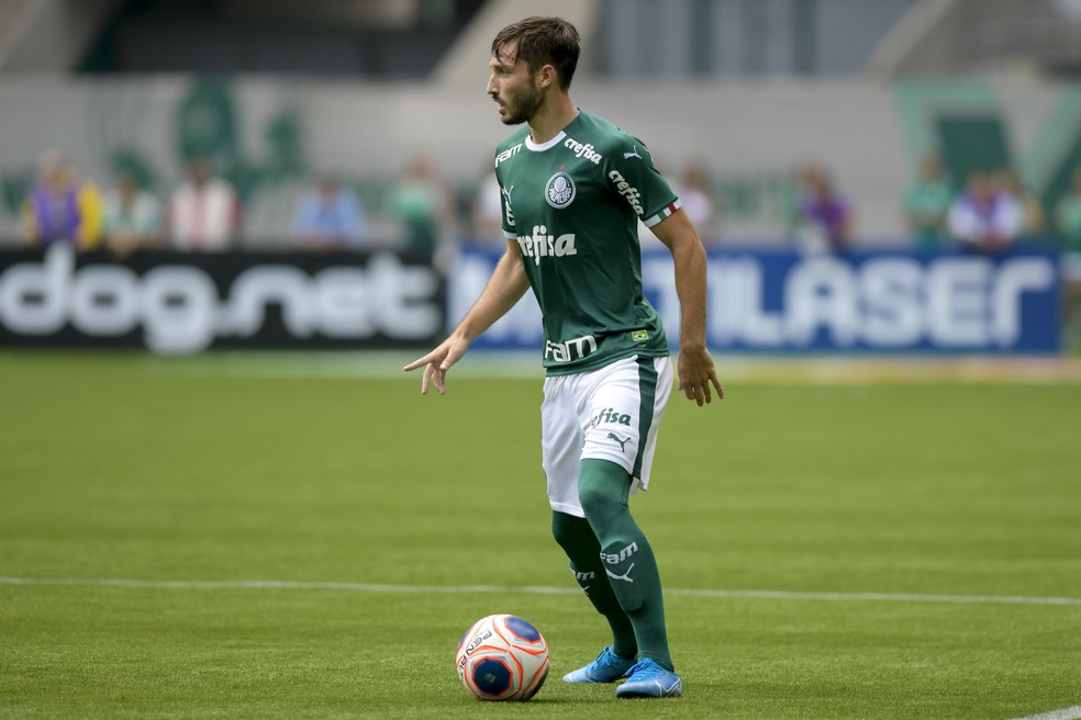 Ex-clube de Viña pede adiantamento de parcela ao Palmeiras da contratação do lateral; confira