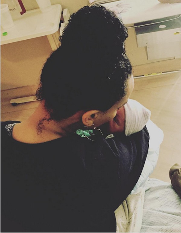 A esposa do ator Mahershala Ali com a filha de ambos (Foto: Instagram)