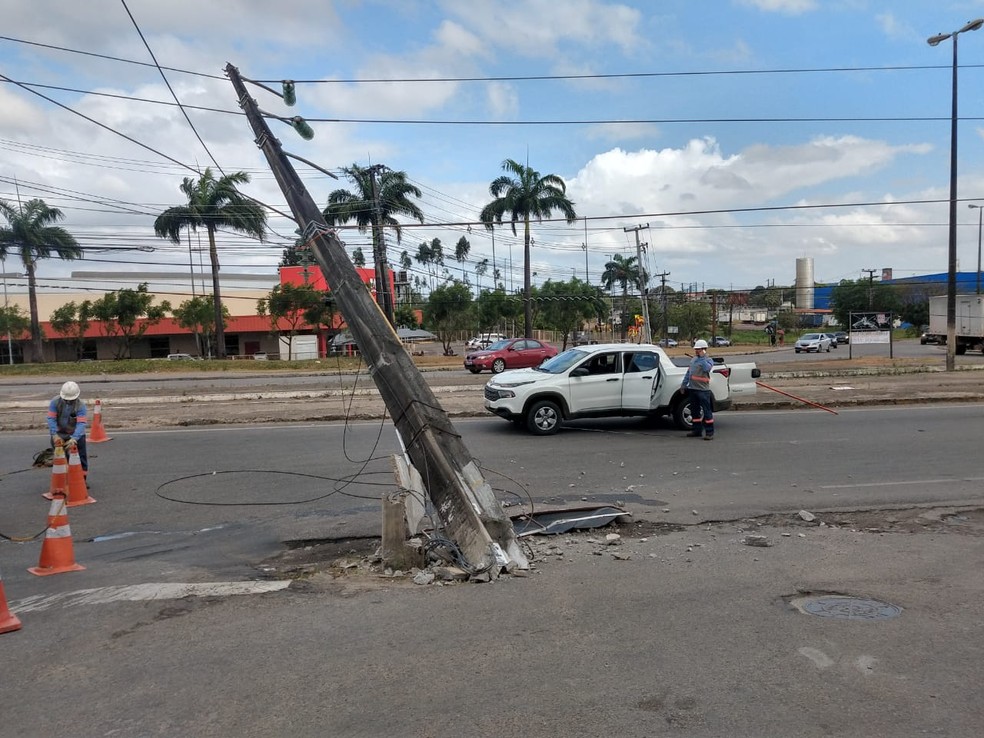 Poste cai sobre via e bloqueia o trânsito em Maracanaú, na Grande Fortaleza — Foto: Halisson Ferreira/Sistema Verdes Mares
