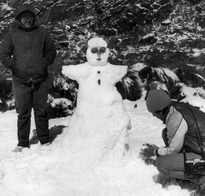 Turistas fazem boneco de neve no Parque Nacional de Itatiaia, em 1985