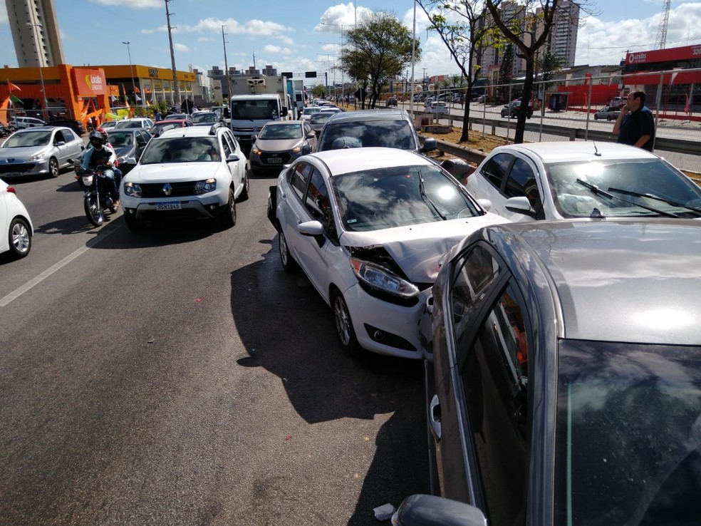 Engavetamento envolveu oito veículos na BR-101, em Natal — Foto: Oscar Xavier/Inter TV Cabugi