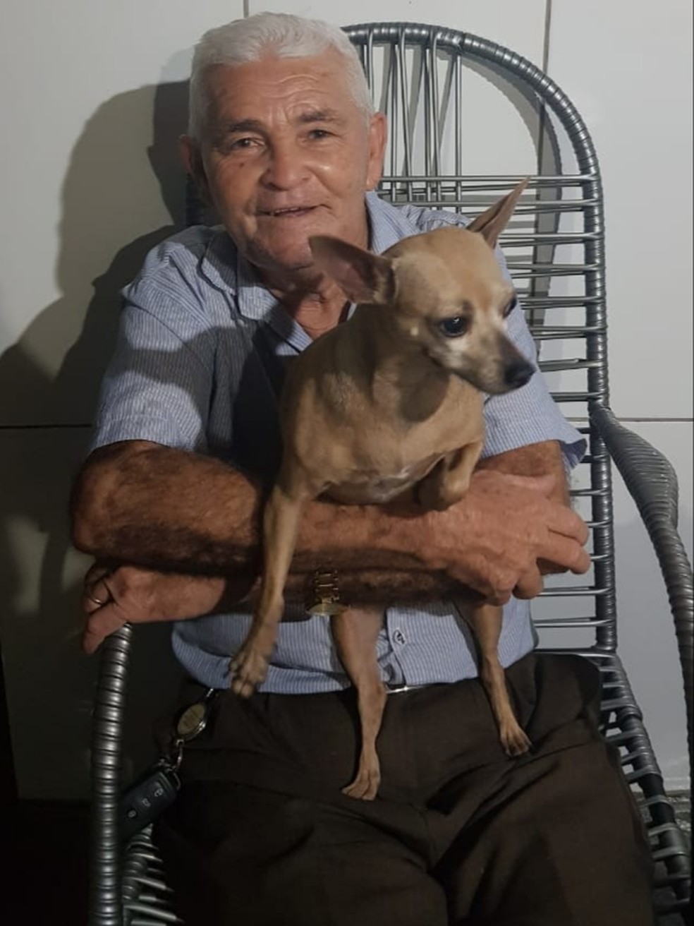 C&iacute;cero Ten&oacute;rio, de Arapiraca, e sua cadelinha Laila, amigos insepar&aacute;veis &mdash; Foto: Arquivo Pessoal