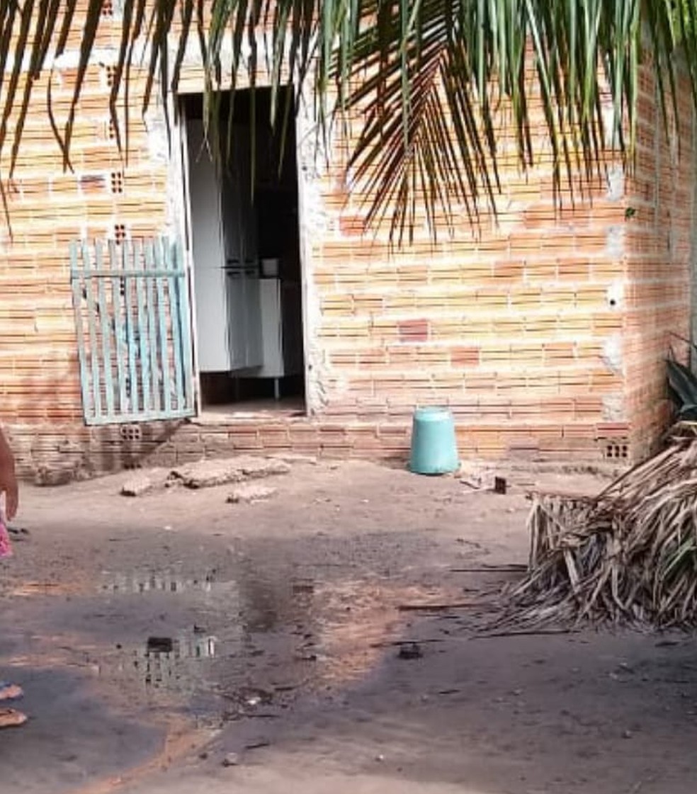Porta por onde o bebê passou até chegar no buraco — Foto: Divulgação /PM