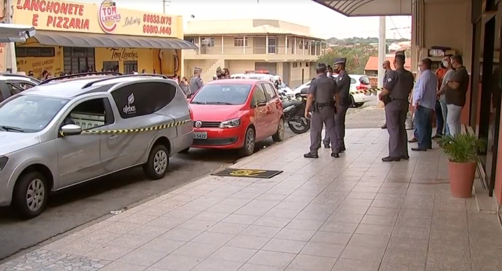 Corpos dos assaltantes foram levados ao IML de Sorocaba, após tentativa de assalto — Foto: Reprodução/ TV TEM