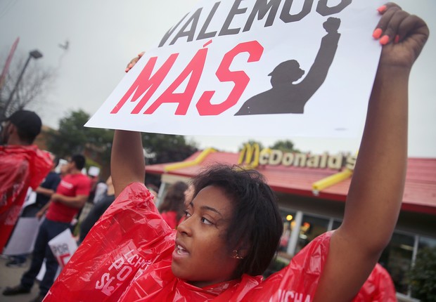 Protesto de funcionários do McDonald's em Chicago, nos Estados Unidos (Foto: Scott Olson/Getty Images)