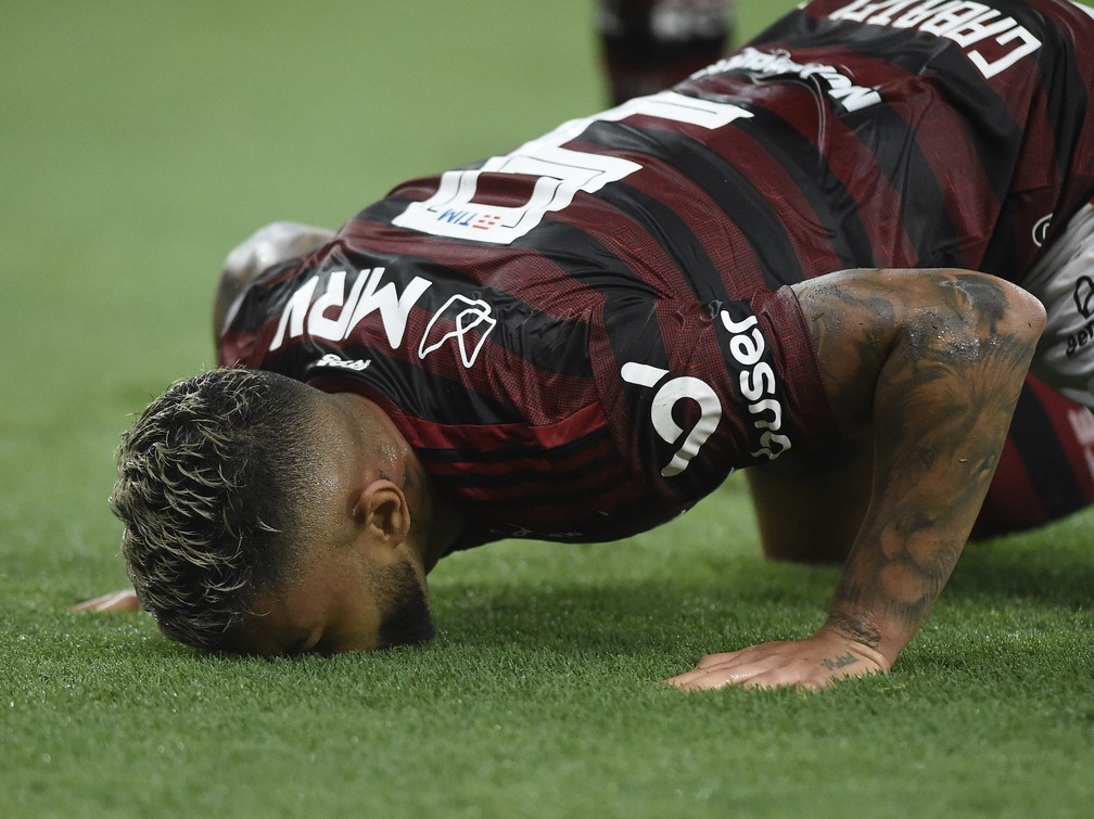 Gabigol beija o gramado do Maracanã depois de marcar diante do Avaí — Foto: André Durão