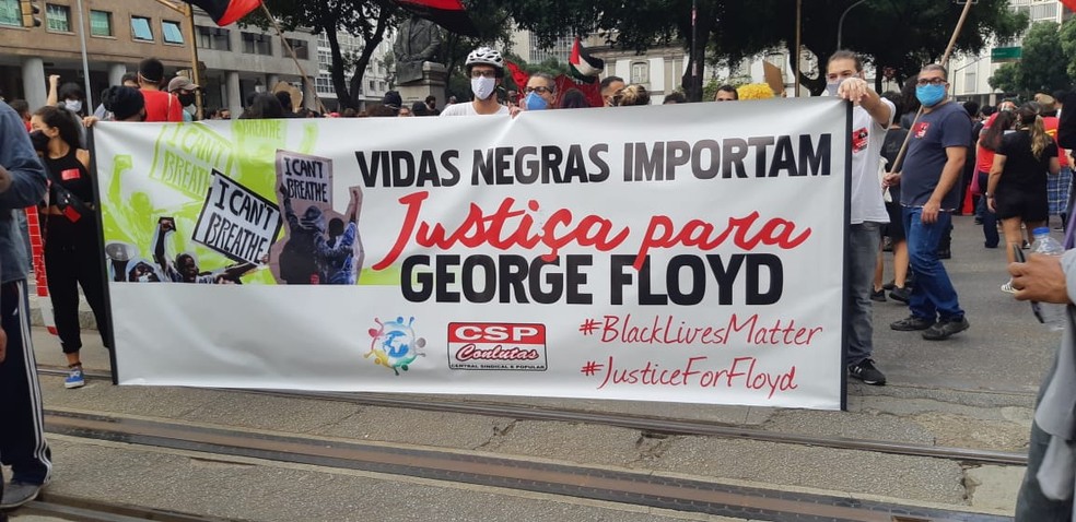 Cartaz lembrando o americano George Floyd em protesto no Centro do Rio — Foto: Reprodução