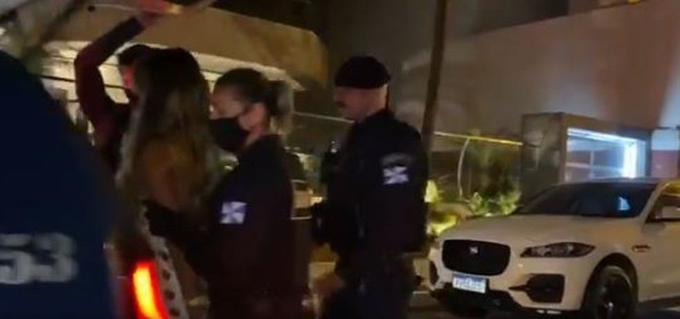 Mulher foi detida por desacato durante festa em apartamento de luxo de Balneário Camboriú — Foto: Reprodução/ NSC 