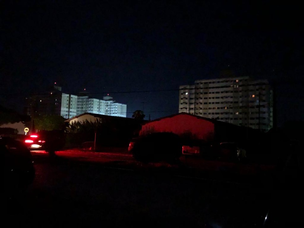 Bairros da parte alta da cidade ficaram no escuro na noite de sábado (16), em Maceió — Foto: Waldson Costa/G1