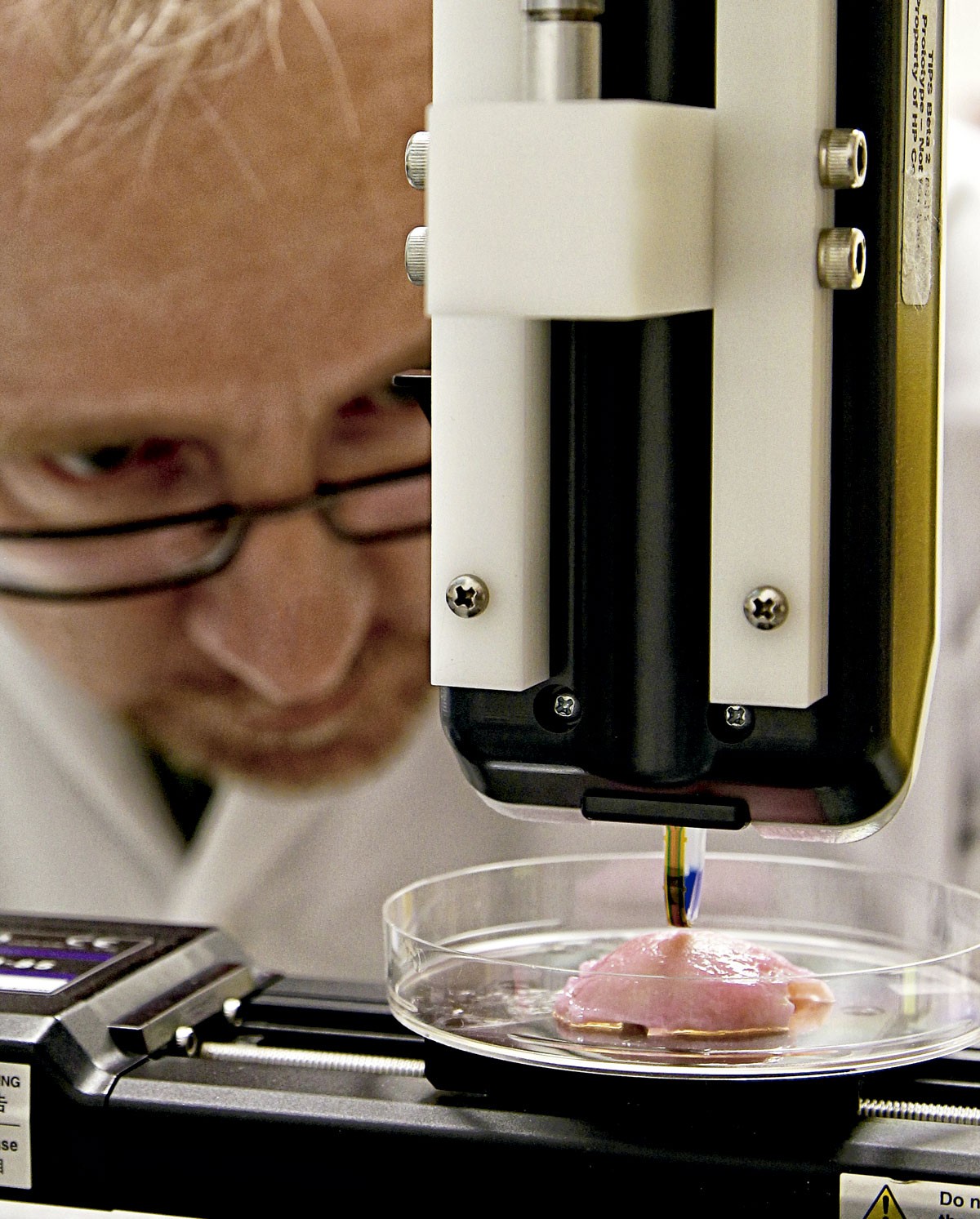 A jato de células: Bioimpressora produz tecidos humanos em centro de pesquisas em San Diego, nos EUA (Foto: U-T SanDiego/ZUMAPRESS)