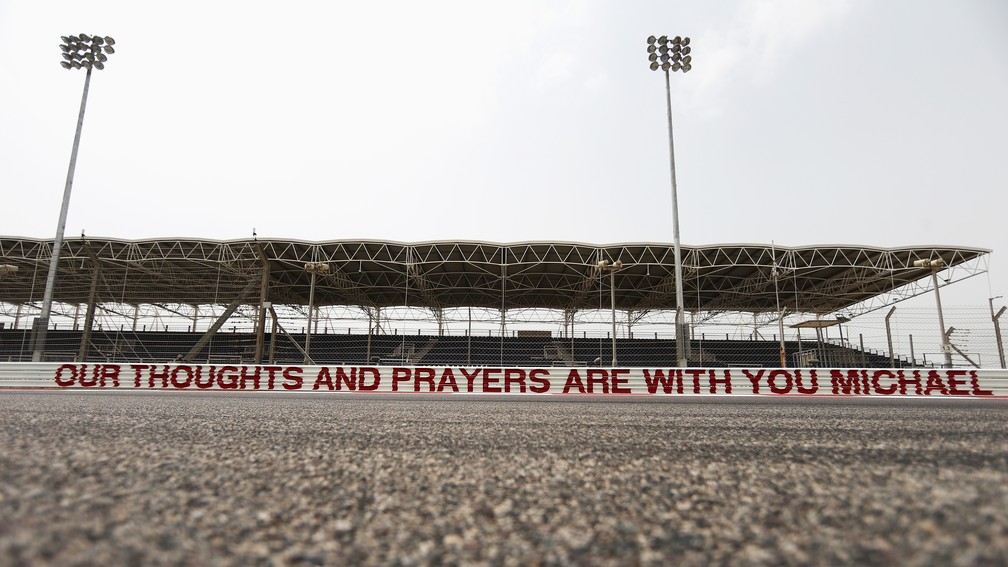 Mensagem pintada no guard rail da curva 1 do Bahrein: trecho tem o nome de Michael Schumacher desde 2014 — Foto: Paul Gilham/Getty Images