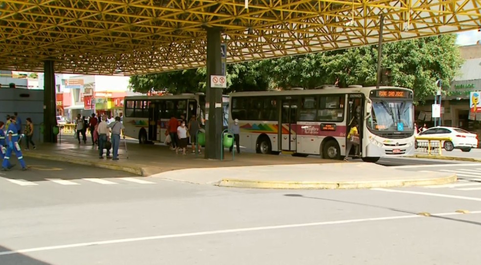Manifestantes pedem redução da tarifa do transporte público em Poços de Caldas, MG — Foto: Reprodução/EPTV