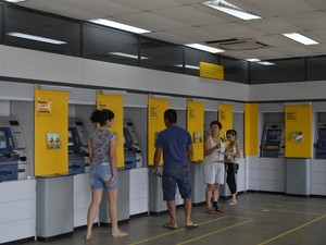 Pessoas procurando um caixa eletrônico que funcione, em agência bancária, em Macapá (Foto: Graziela Miranda/G1)