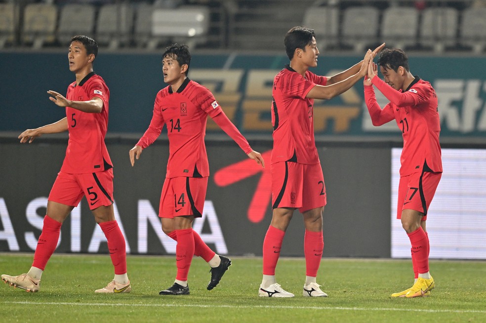 Jogadores da Coreia do Sul comemoram o gol  Foto: JUNG YEON-JE / AFP