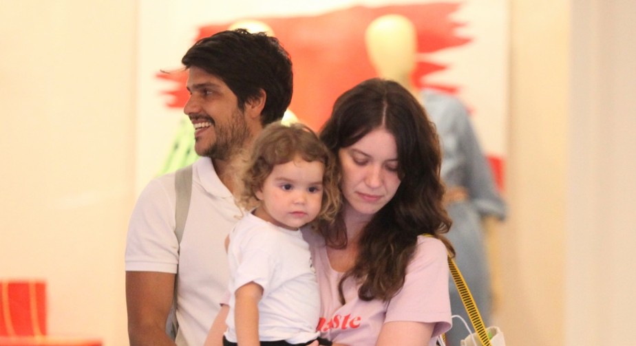 Nathalia Dill e Pedro Curvello com a filha, Eva