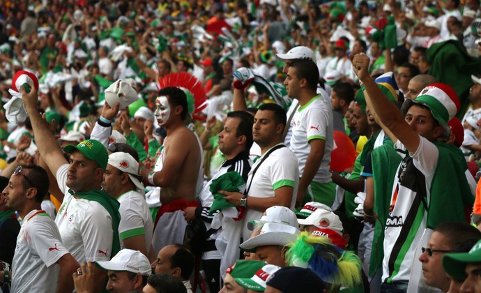 Argelinos assistem à goleada da Argélia contra a Coreia do Sul (Foto: Diego Guichard/Globoesporte.com)