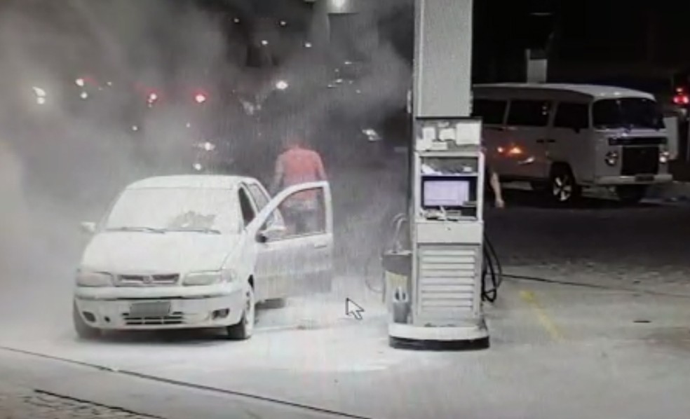 Funcionários do posto apagaram as chamas do carro — Foto: Reprodução/Redes sociais