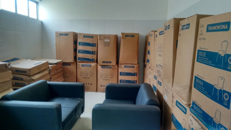 Materiais comprados para o Restaurante Universitário da Ufal, no Sertão, ainda permanecem encaixotados (Foto: Arquivo Pessoal)