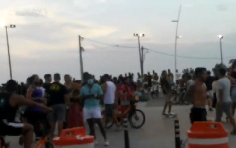 Moradores filmam aglomera&ccedil;&atilde;o e pessoas sem m&aacute;scara no bairro da Barra em Salvador &mdash; Foto: Reprodu&ccedil;&atilde;o/TV Bahia
