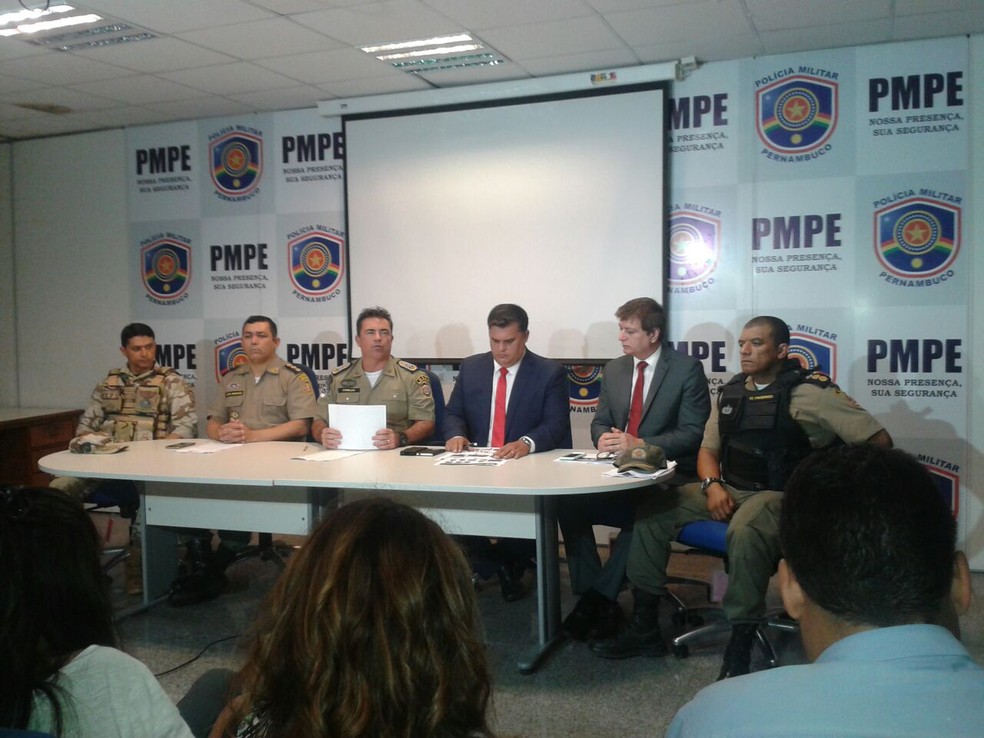 Polícias Militar e Civil detalharam, em coletiva no Recife, investida à carro-forte em Santa Cruz da Baixa Verde (Foto: Danielle Fonseca/TV Globo)