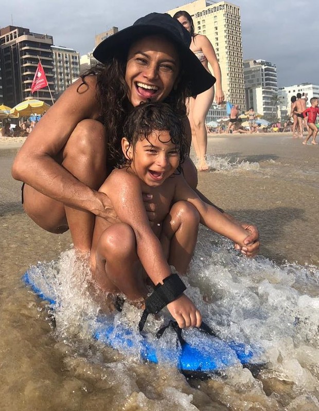 Dira Paes e o filho Martim (Foto: Reprodução/Instagram)