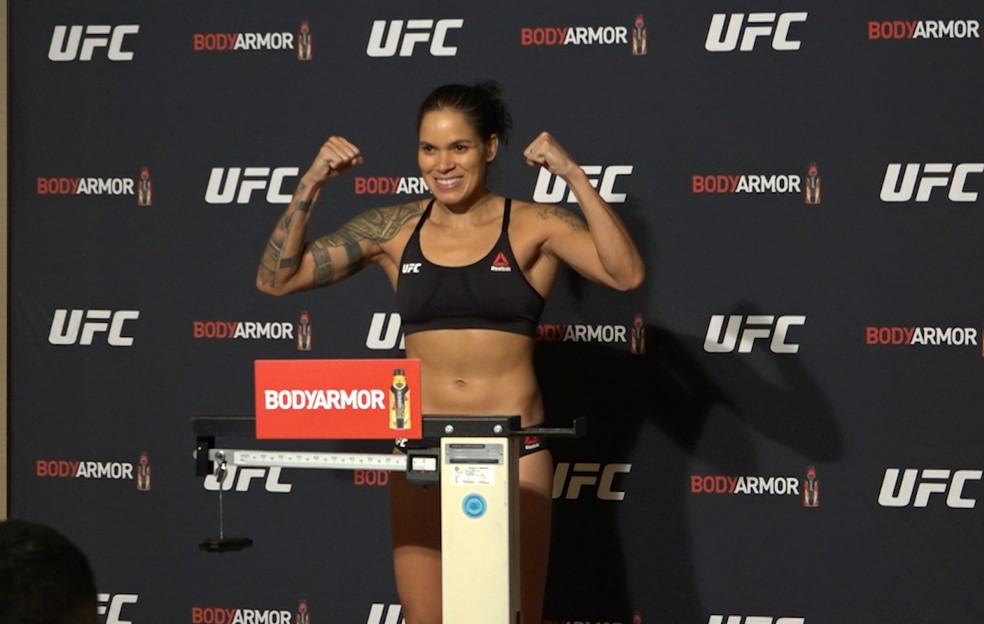 Amanda Nunes passou sem problemas pela pesagem oficial do UFC 245 — Foto: Evelyn Rodrigues