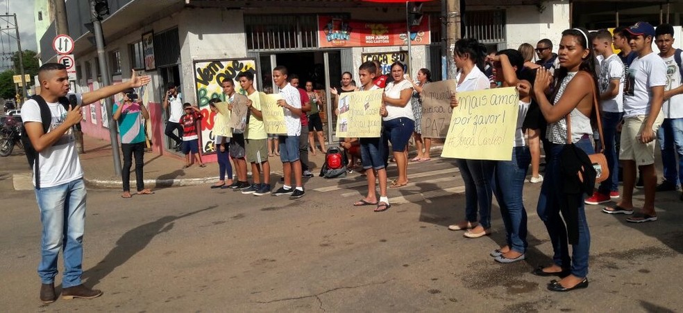 Cerca de 60 pessoas participaram de protesto pedindo justiça e paz após professor ser baleado em tentativa de assalto em Rio Branco (Foto: Arquivo pessoal)