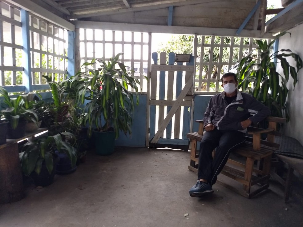 O aposentado Jos&eacute; Mandu Cardoso, de 60 anos, mora em uma das resid&ecirc;ncias alvo da reintegra&ccedil;&atilde;o de posse da Ecovias no bairro Jardim Piratininga, em Santos &mdash; Foto: Juliana Steil/G1