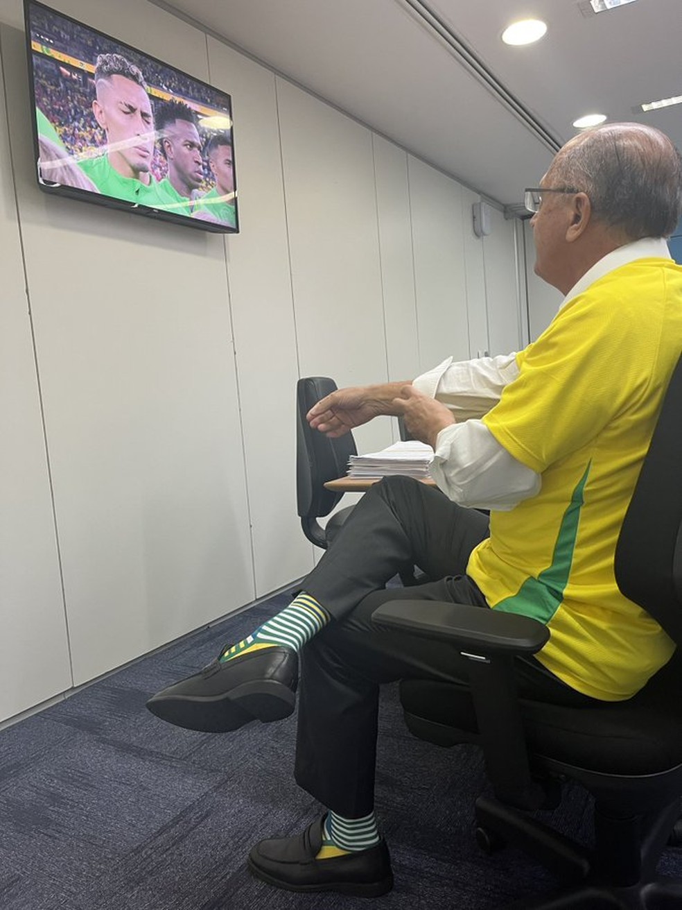 O vice-presidente eleito, Geraldo Alckmin, viu o jogo da seleção na sede da transição, em Brasília — Foto: Reprodução