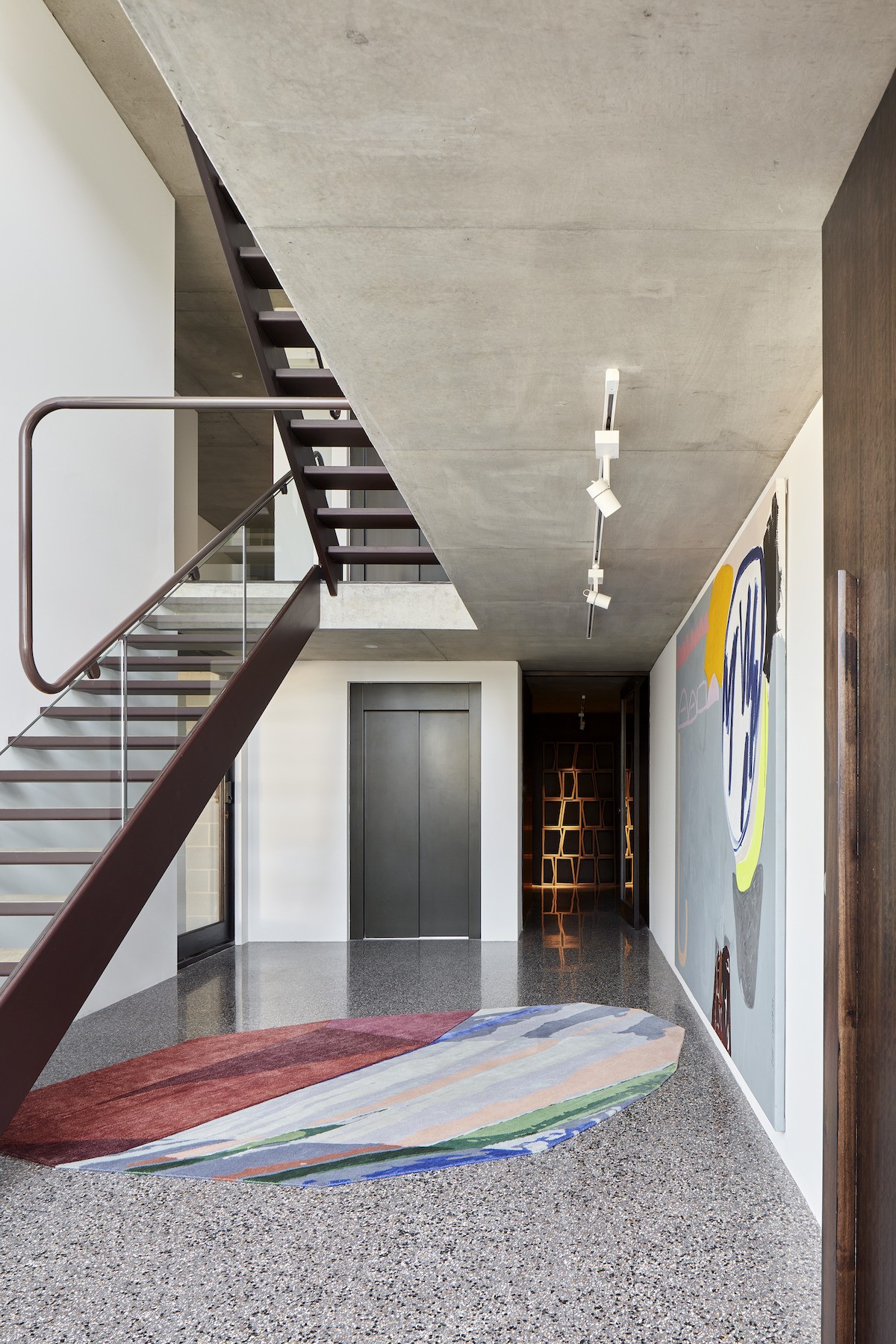 ESCADA | Além de a bela escada projetada pelo escritório, a casa tem também um elevador de acesso (Foto: Divulgação / Jack Lovel)