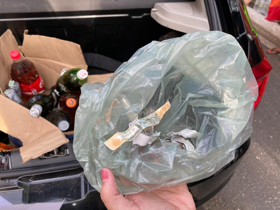 Lacres utilizados pelo suspeito para adulterar bebidas — Foto: Neyara Pinheiro/TV Clube