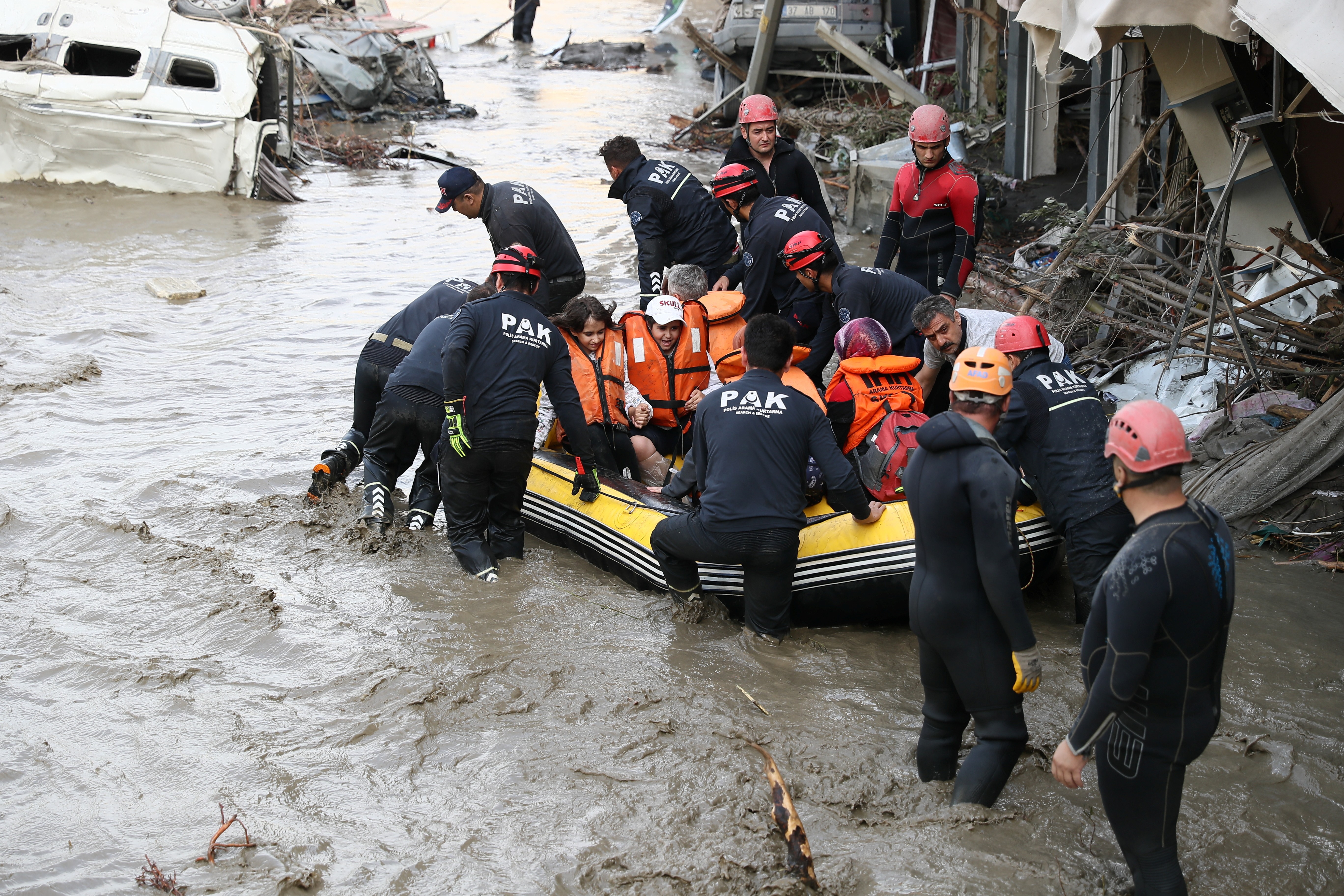 Enchentes na Turquia deixam 31 mortos e obrigam 1,7 mil a deixarem suas casas thumbnail