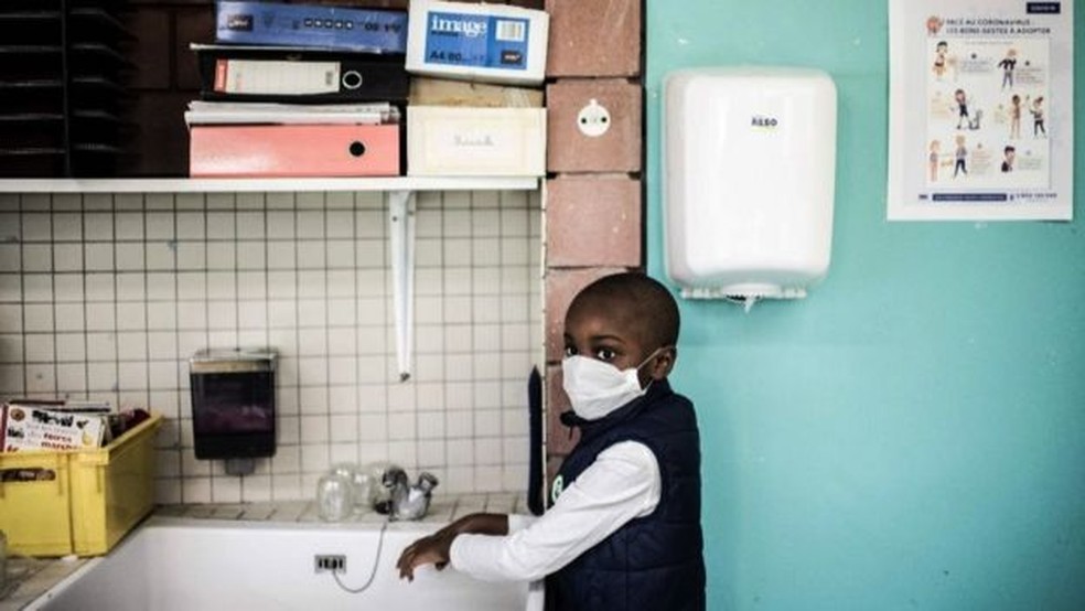 Novas regras de higiene serão necessárias às escolas na volta às atividades, mas reabertura no Brasil divide opinião dos especialistas. — Foto: AFP