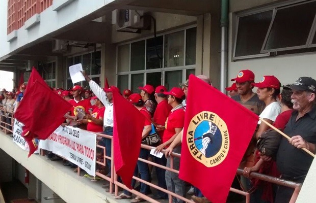 Integrantes de movimento popular protestam na sede da Celg, em Goiânia (Foto: Muriele Silva/TV Anhanguera)