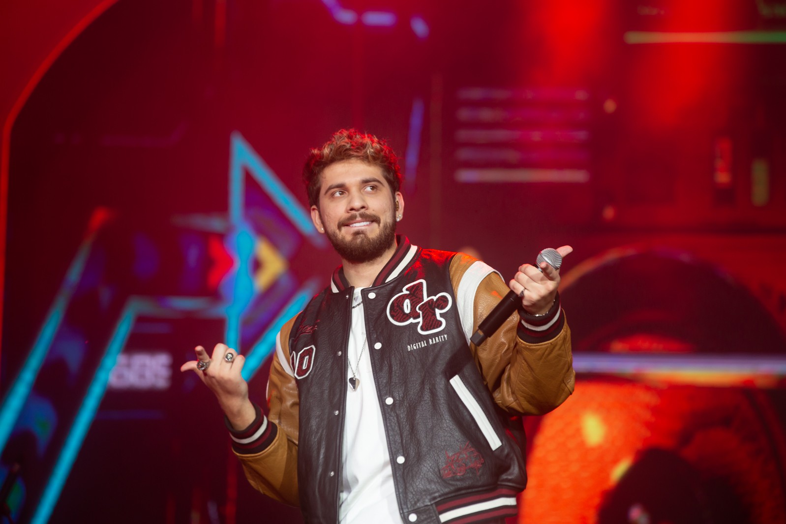 Gustavo Mioto cria clima de romance e faz público na arena de Barretos cantar apaixonado  
