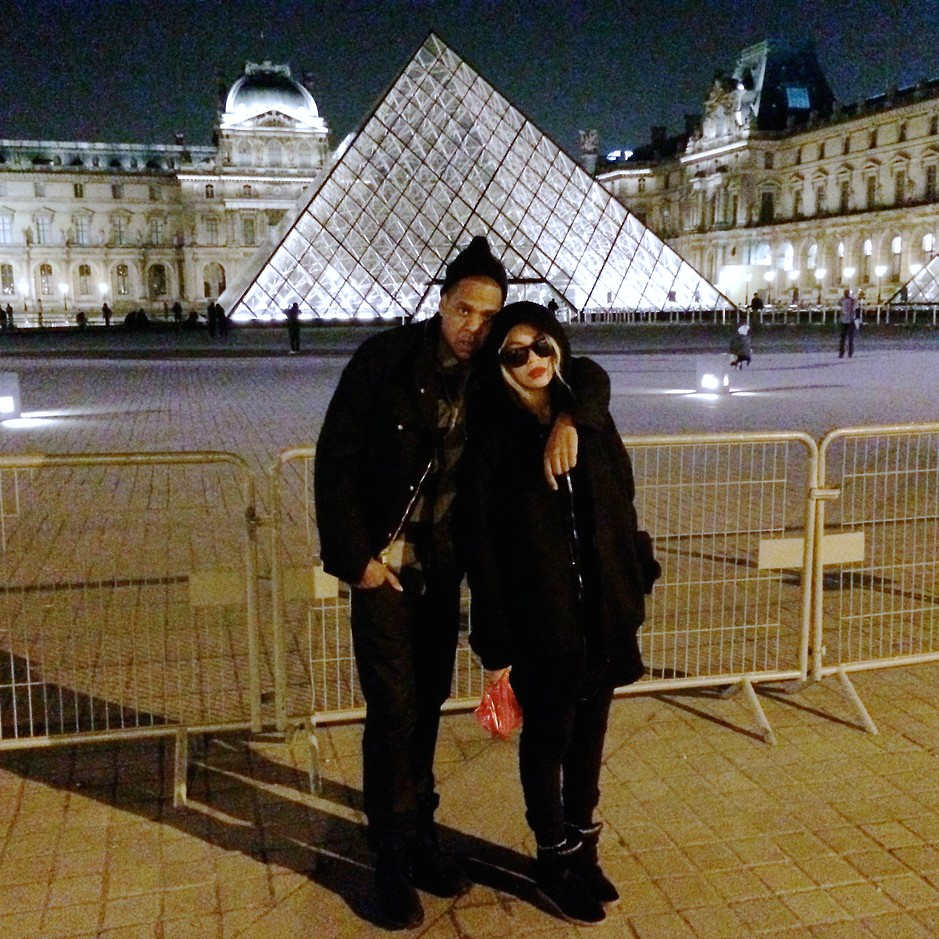 Beyoncé e Jay-Z em frente ao Museu do Louvre. (Foto: Tumblr)